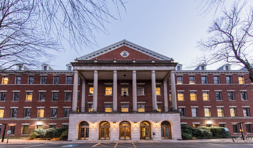 暮色中燈光明亮的宏偉大學建築