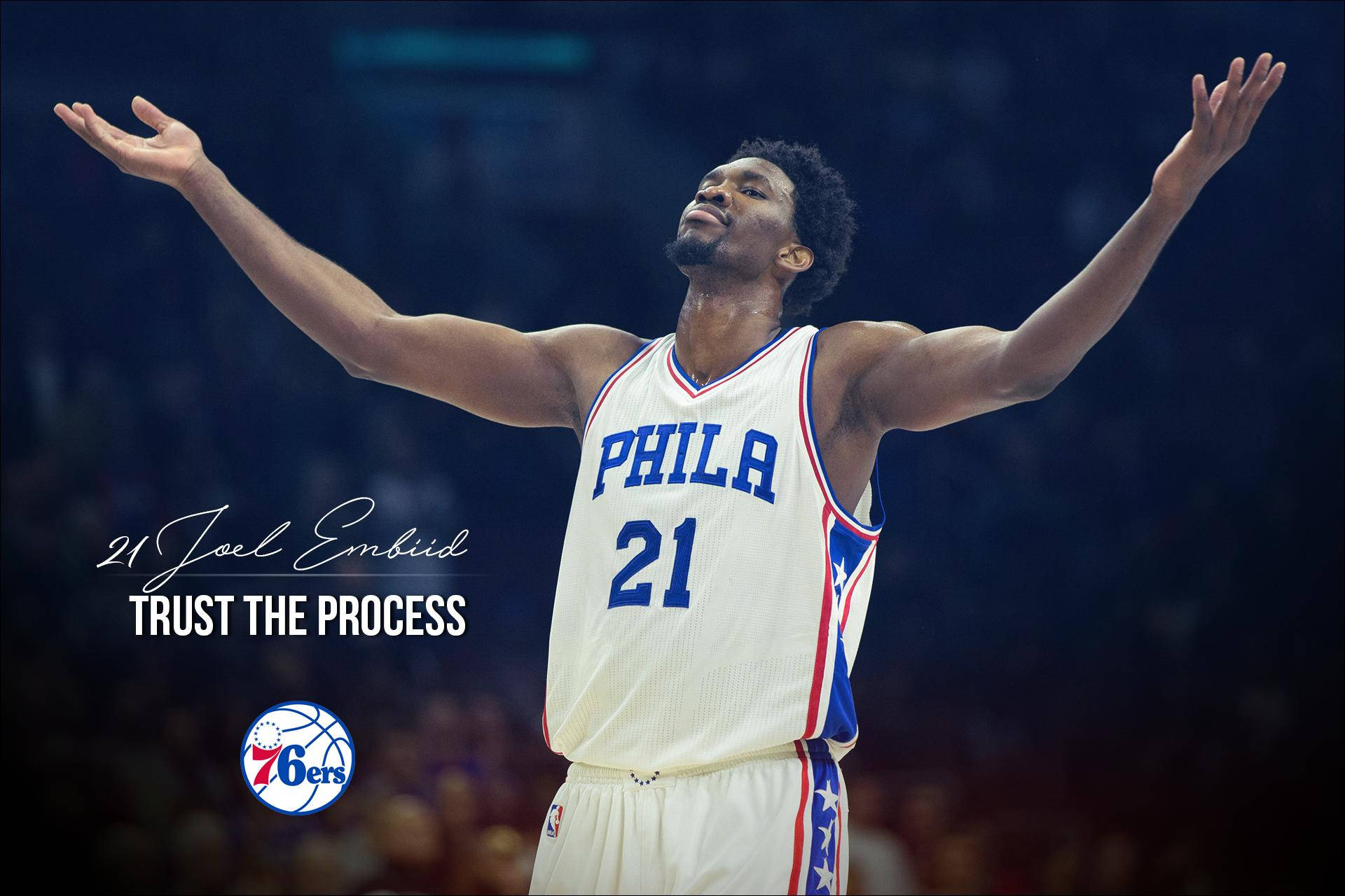 祖爾·艾比迪身穿白色球衣高舉雙臂慶祝，附有「Trust the Process」文字。