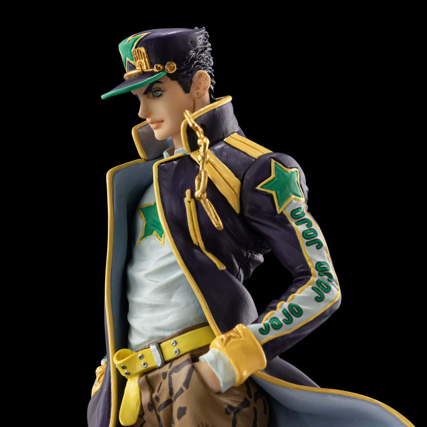 JoJo角色動漫人偶，身穿帶有綠色星星和金色裝飾的紫色外套。