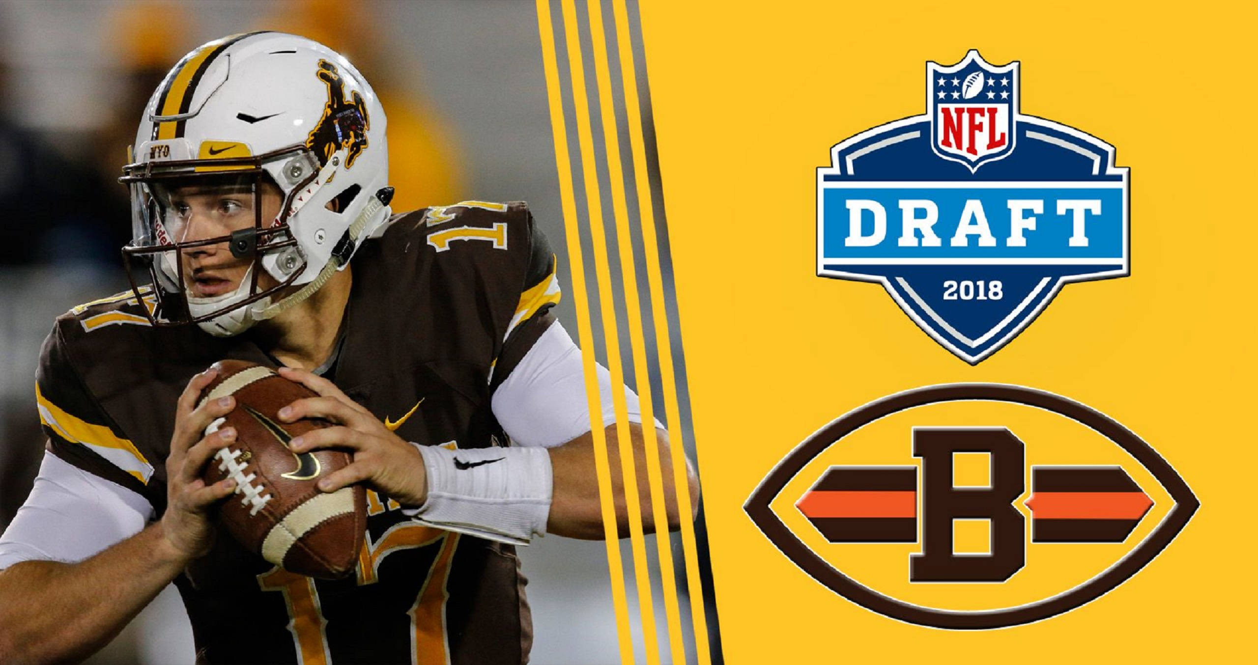 喬許·艾倫 2018年選秀 壁紙 — NFL選秀四分衛身穿棕色和金色制服，在黃色背景上手持足球，旁邊是2018年選秀標誌。