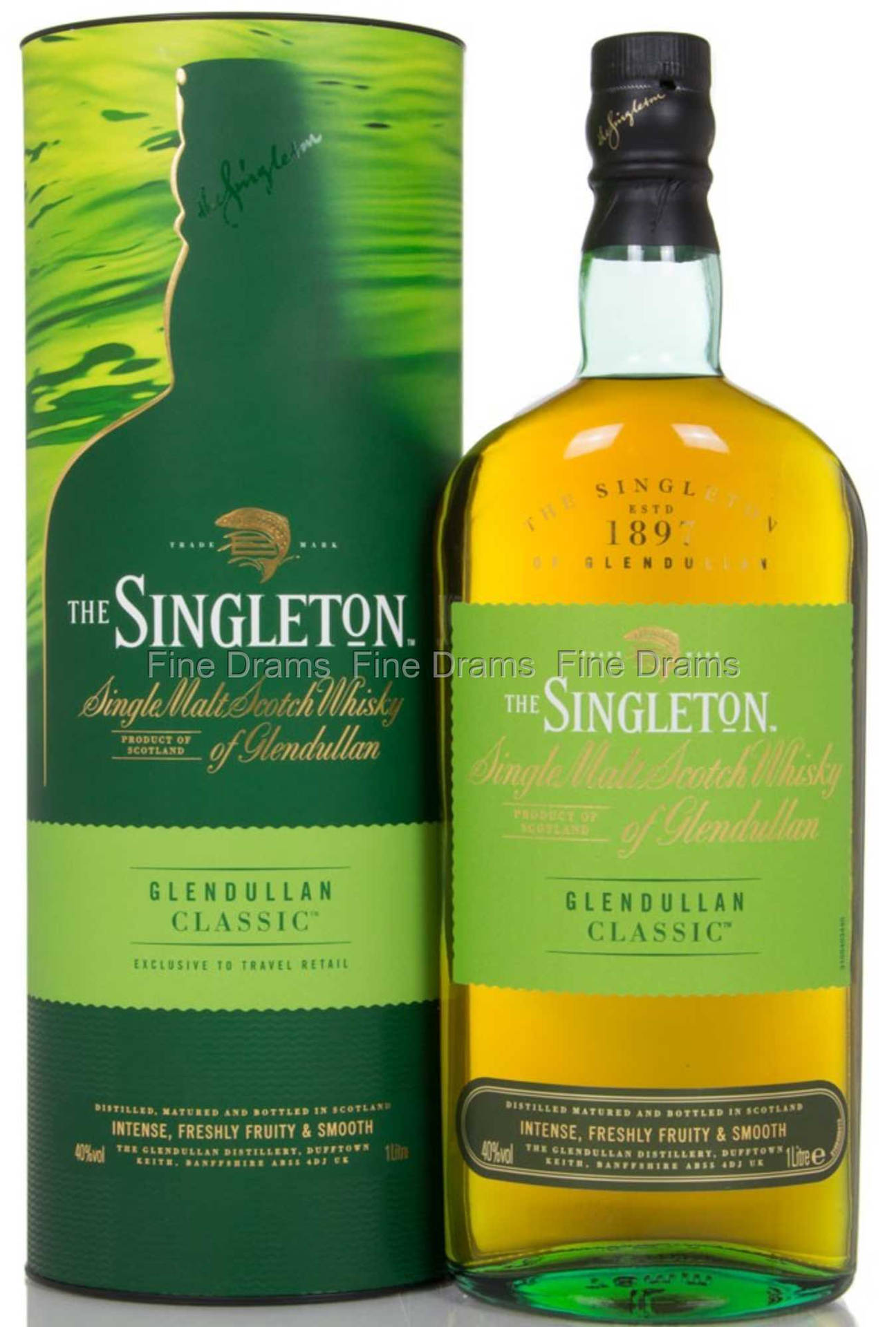 一瓶Singleton威士忌及其綠色管狀包裝。