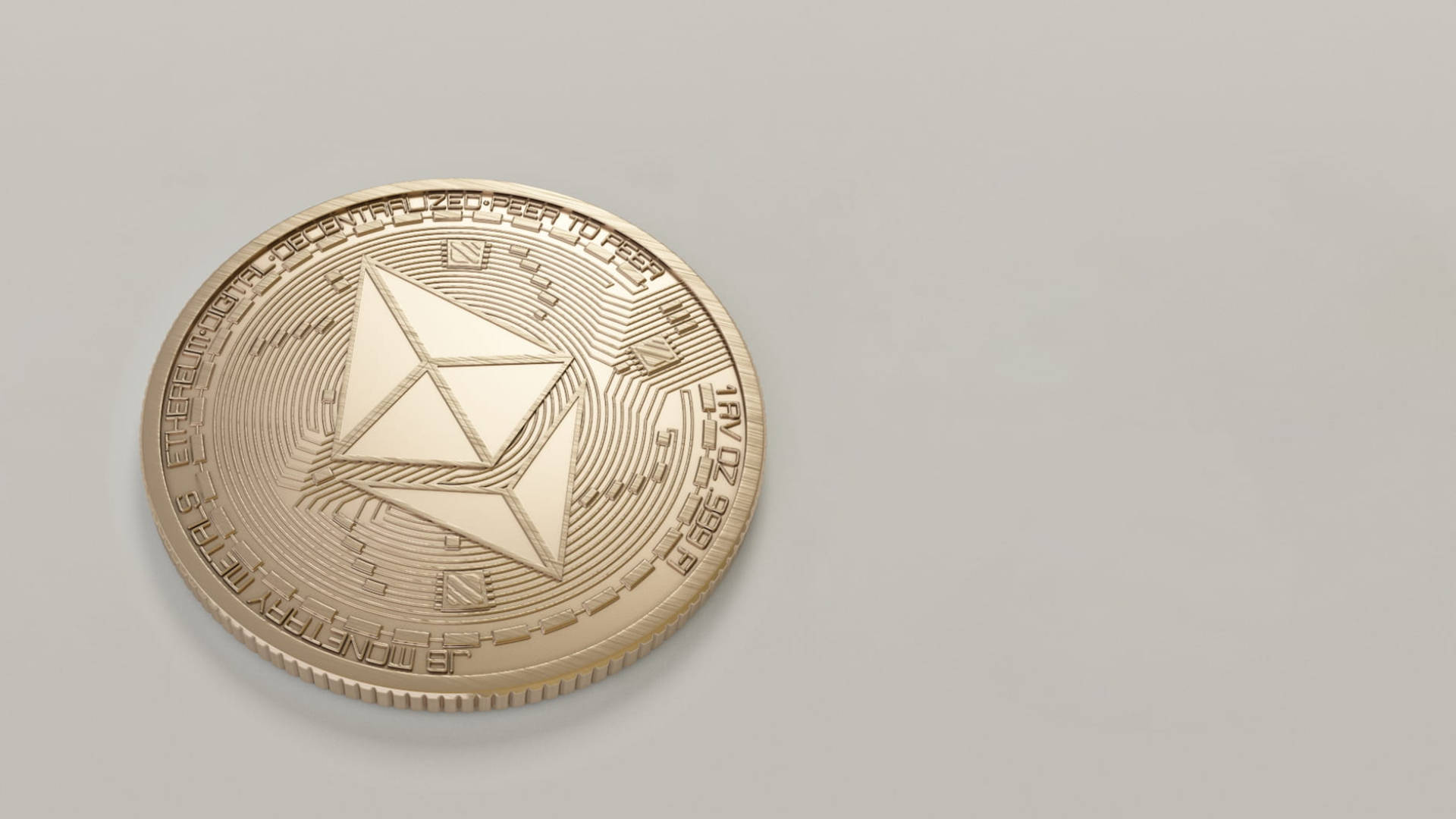 單枚以太坊硬幣 壁紙 — 一枚金色的以太坊加密貨幣硬幣放在帶有柔和陰影的淺灰色平面上。