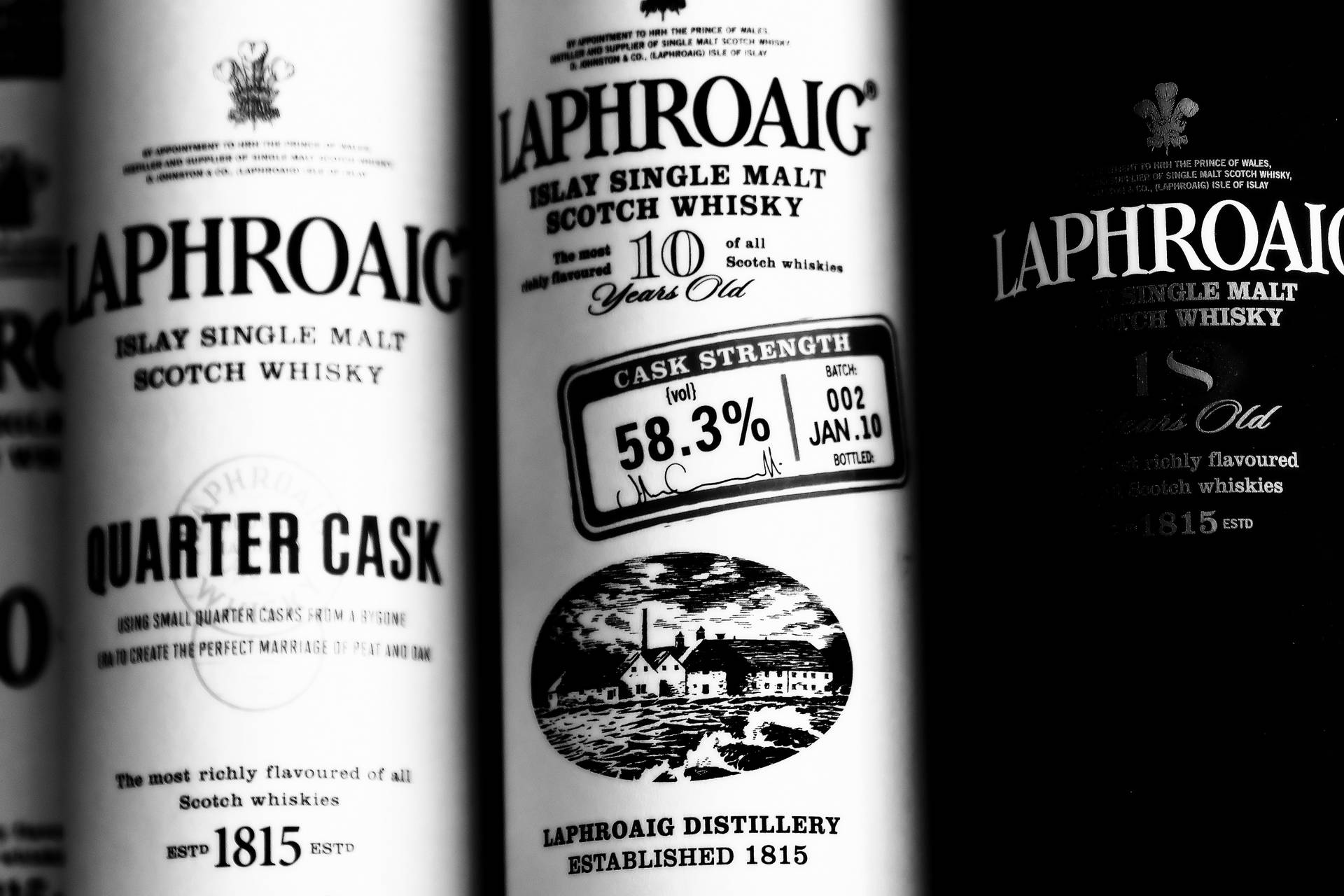 Laphroaig 威士忌酒瓶特寫，帶有粗體文字和復古蒸餾廠插圖。