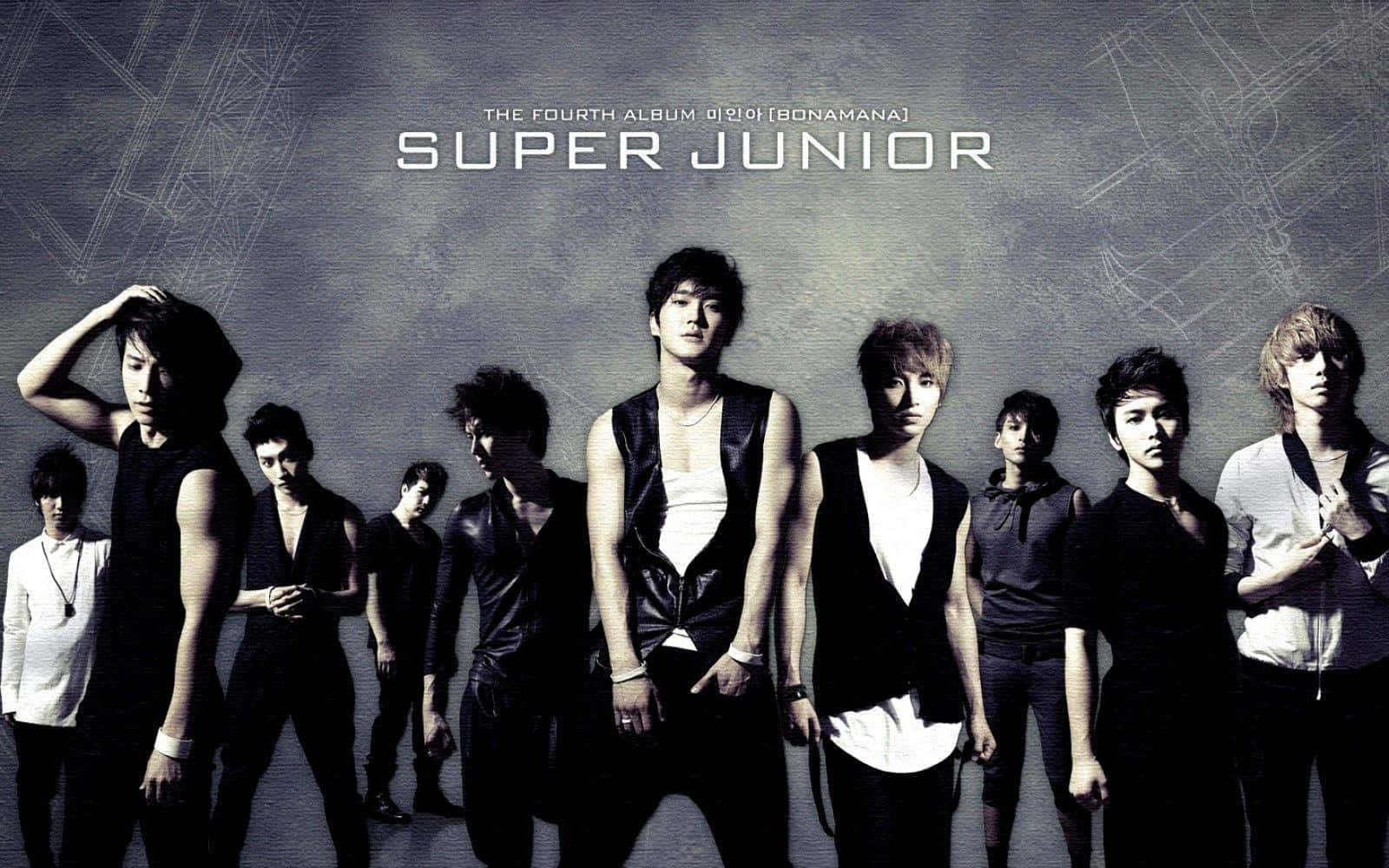 K-pop 組合 Super Junior 身穿深色背心和襯衫，在帶有紋理的灰色背景前擺姿勢。