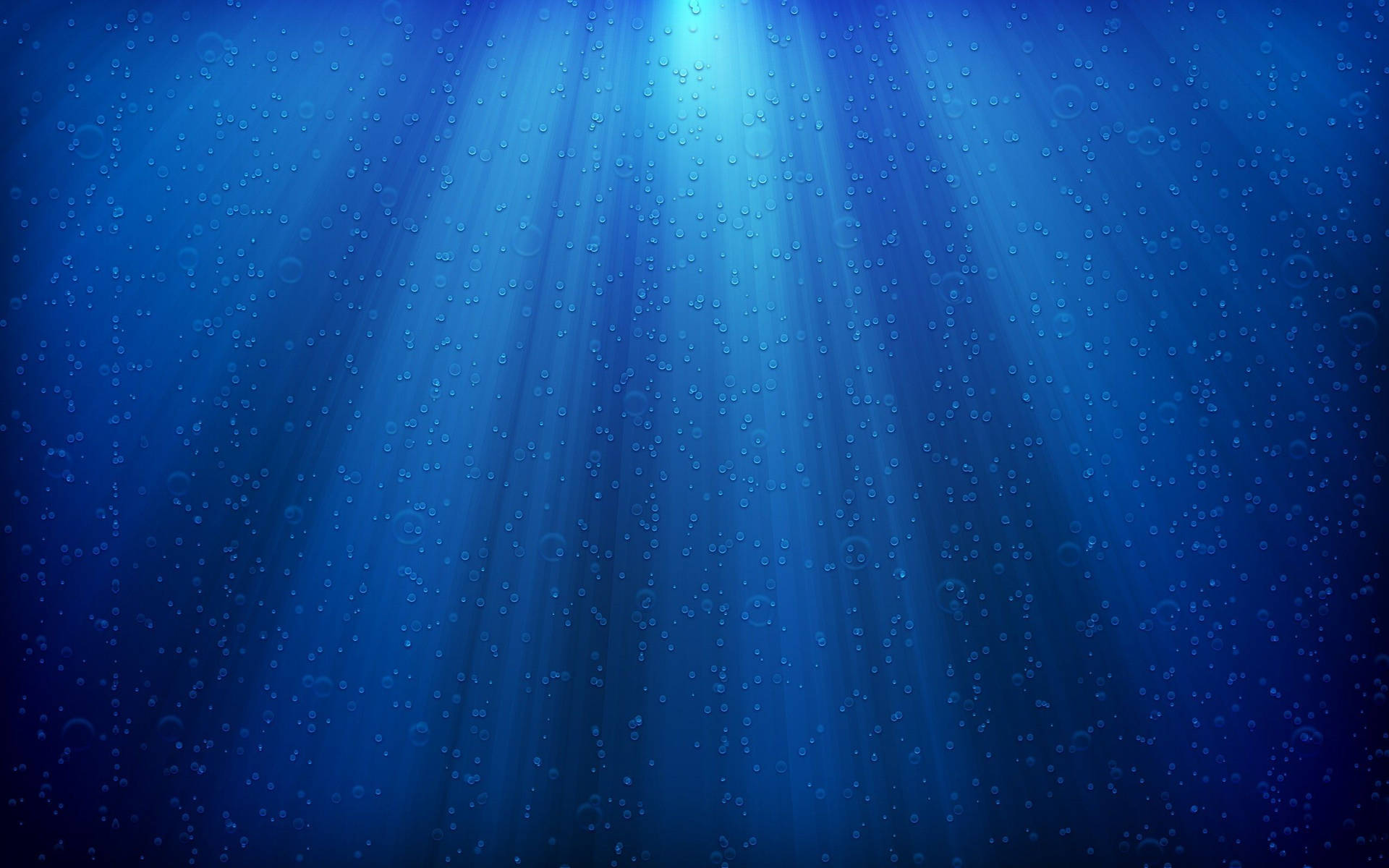 陽光穿過藍色海水，帶有浮動氣泡。