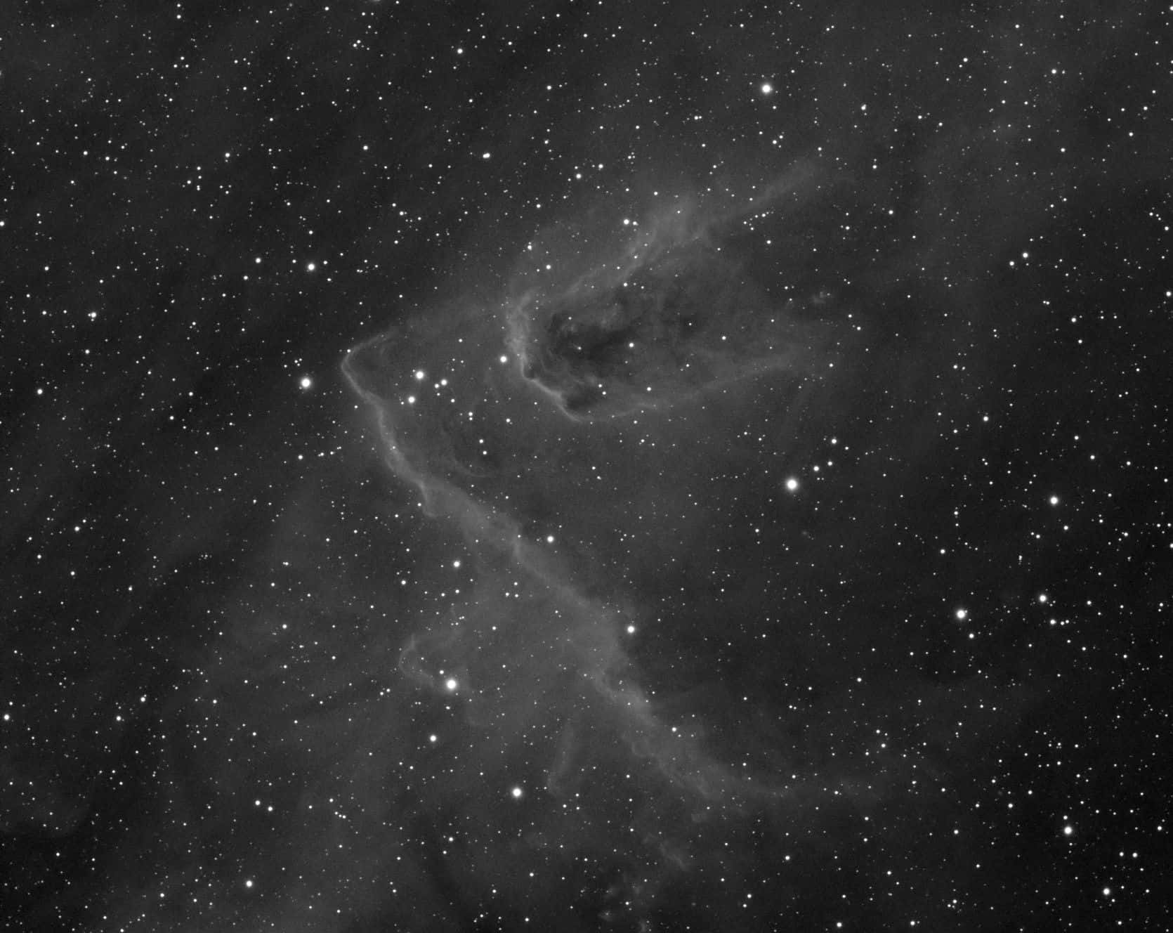 Interstellar Cloud 桌布 壁紙 — 單色宇宙景觀，展示在深邃太空背景下，無數恆星中旋轉的縹緲星雲。