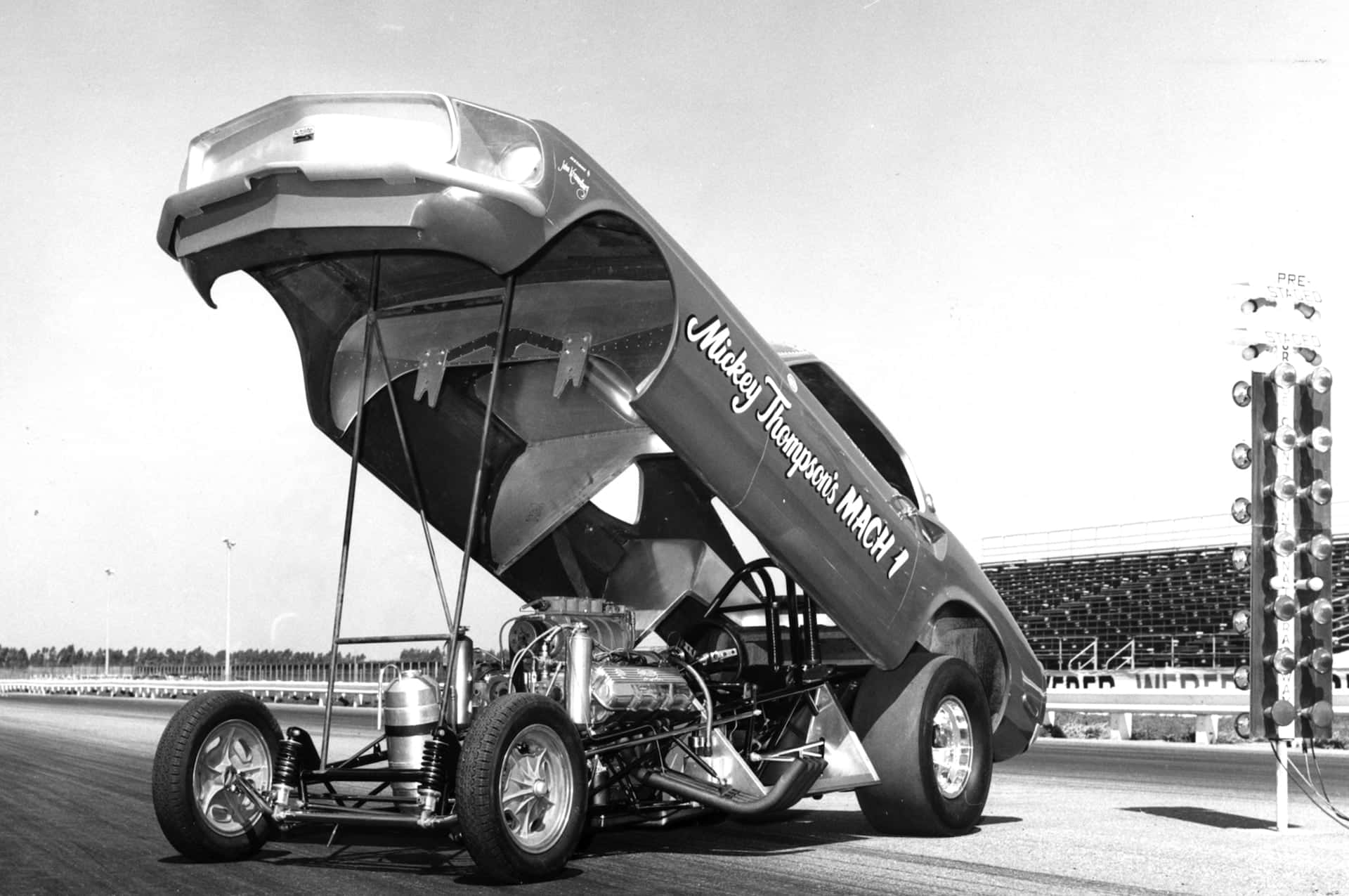 Mickey Thompson NHRA直線加速賽車在賽道上掀起引擎蓋