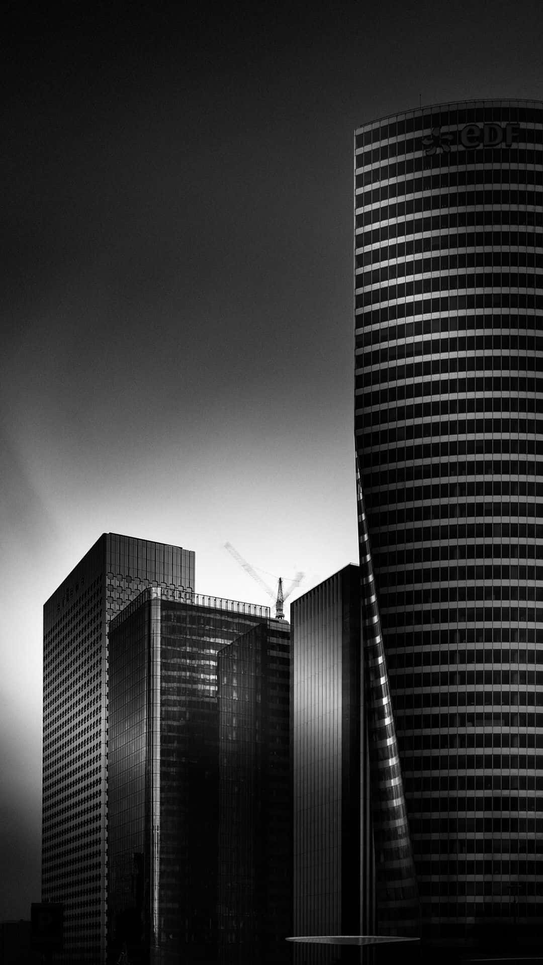 Black And White Architecture 桌布 壁紙 — 單色摩天大樓以鮮明的幾何線條和戲劇性的陰影刺穿漸變天空。