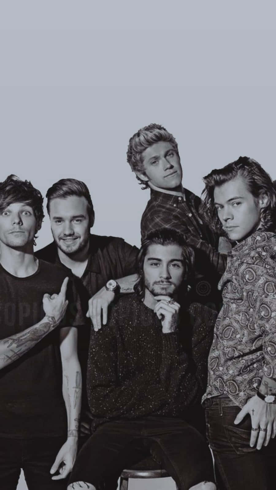 五位時尚年輕男性的黑白工作室肖像，帶有紋身和富有表現力的姿勢。