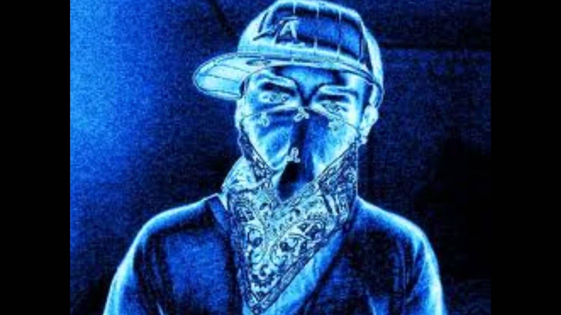 單色藍色Crips成員 壁紙 — 一個戴著帽子和圖案頭巾的人，站在單色藍色調中，帶有粗糙紋理效果。