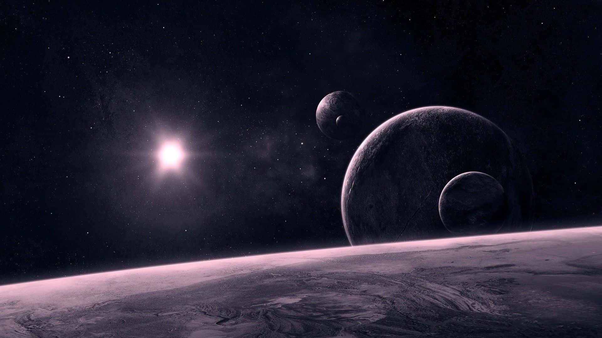 單色行星與天體背景 壁紙 — 一個宇宙景觀顯示一顆明亮的恆星照亮了一顆帶有兩顆衛星的紫色外星行星，背景是繁星點點的夜空。
