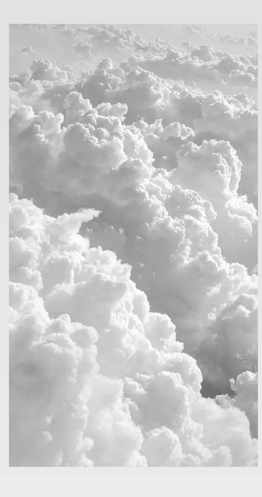 Beautiful Sky 桌布 壁紙 — 單色調中密集蓬鬆雲層的鳥瞰圖，營造出柔軟有質感的天空場景。