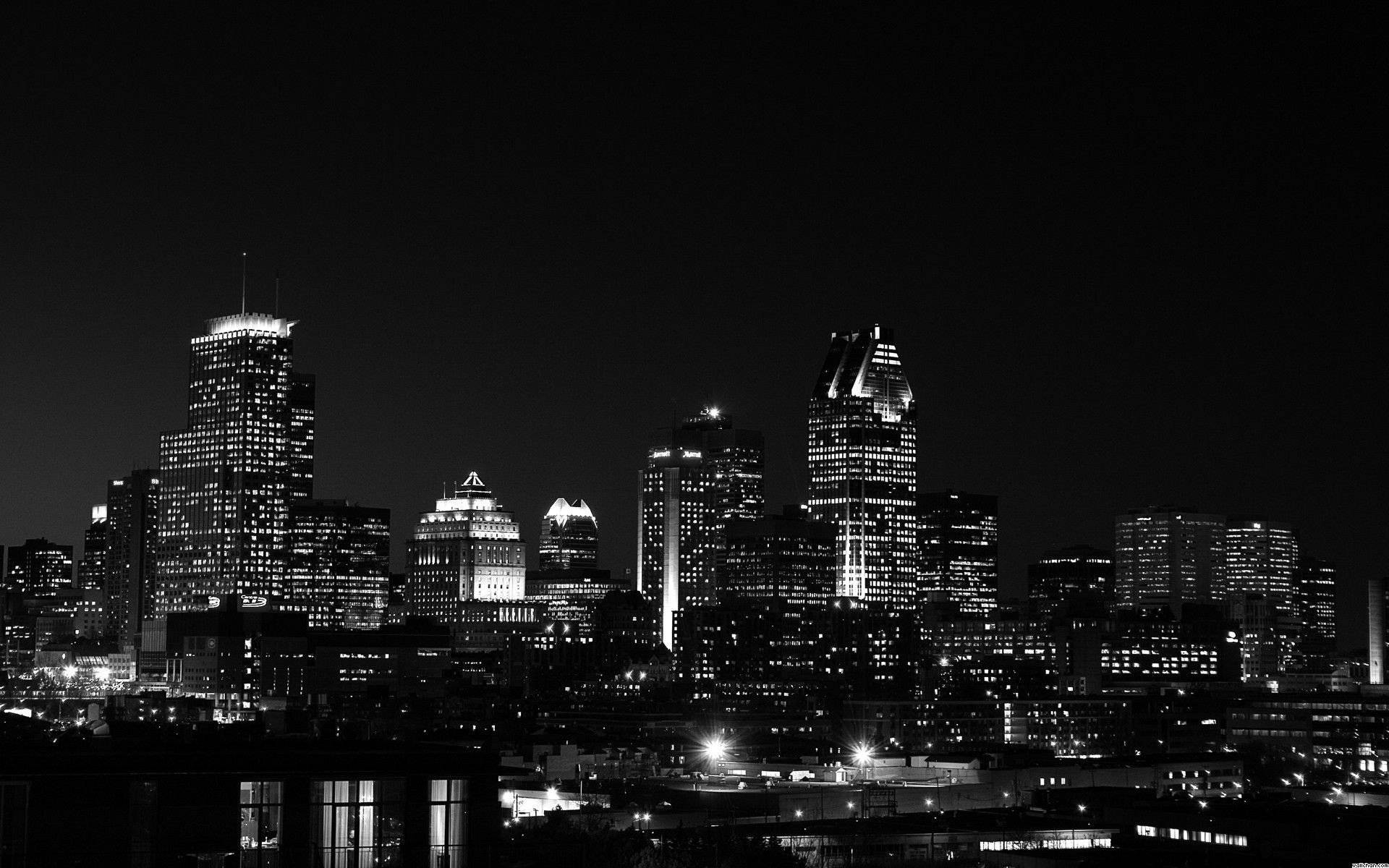 單色雅加達建築 壁紙 — 令人驚嘆的黑白城市天際線夜景，明亮的摩天大樓刺穿黑暗的天空。