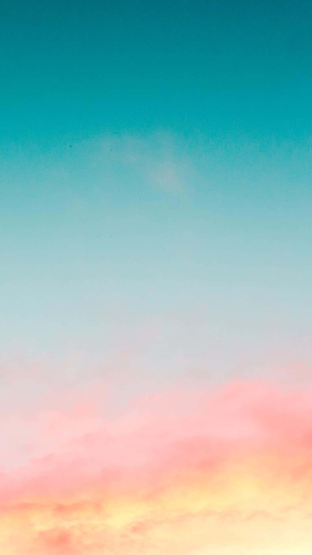 柔和雲彩與漸變色彩的粉彩日落天空。