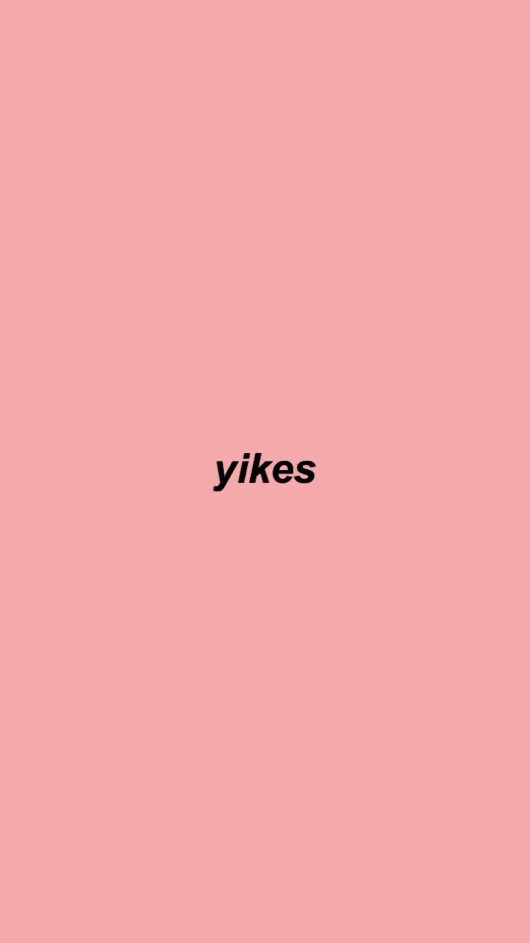 手機 桌布 壁紙 — 單詞 yikes 以粗體黑色文字居中顯示在純色柔和粉紅色背景上。