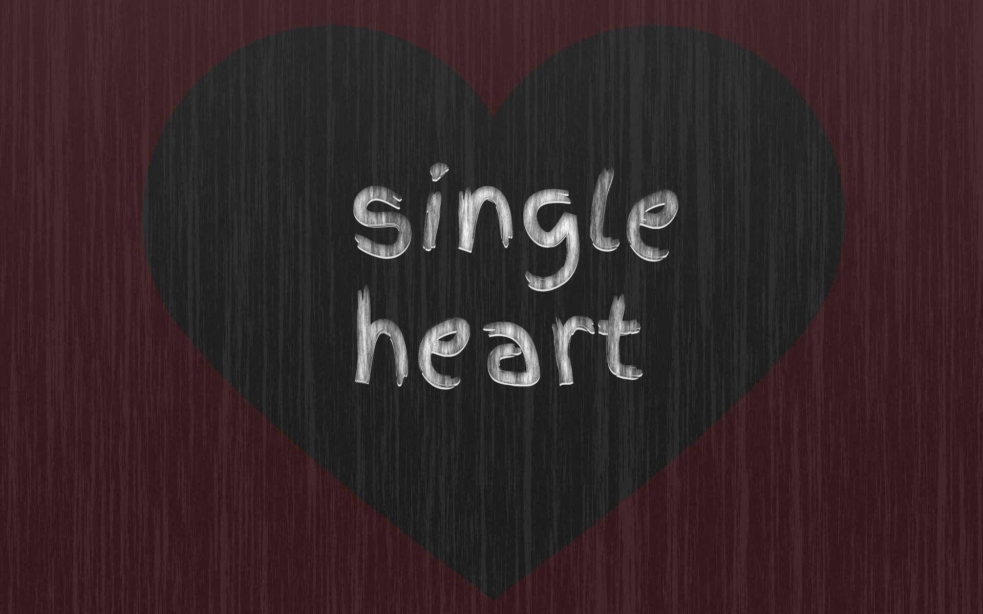 一個深色心形，上面用粉筆在栗色金屬背景上寫着「single heart」。