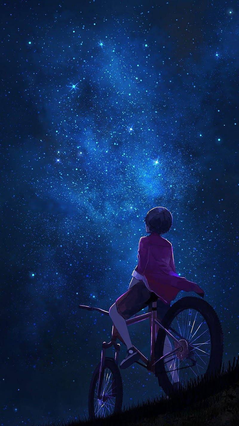 單身男孩與星空 壁紙 — 一個孤獨的動漫女孩穿著粉紅色外套坐在單車上，仰望廣闊的星空，夜空閃爍著宇宙藍光。