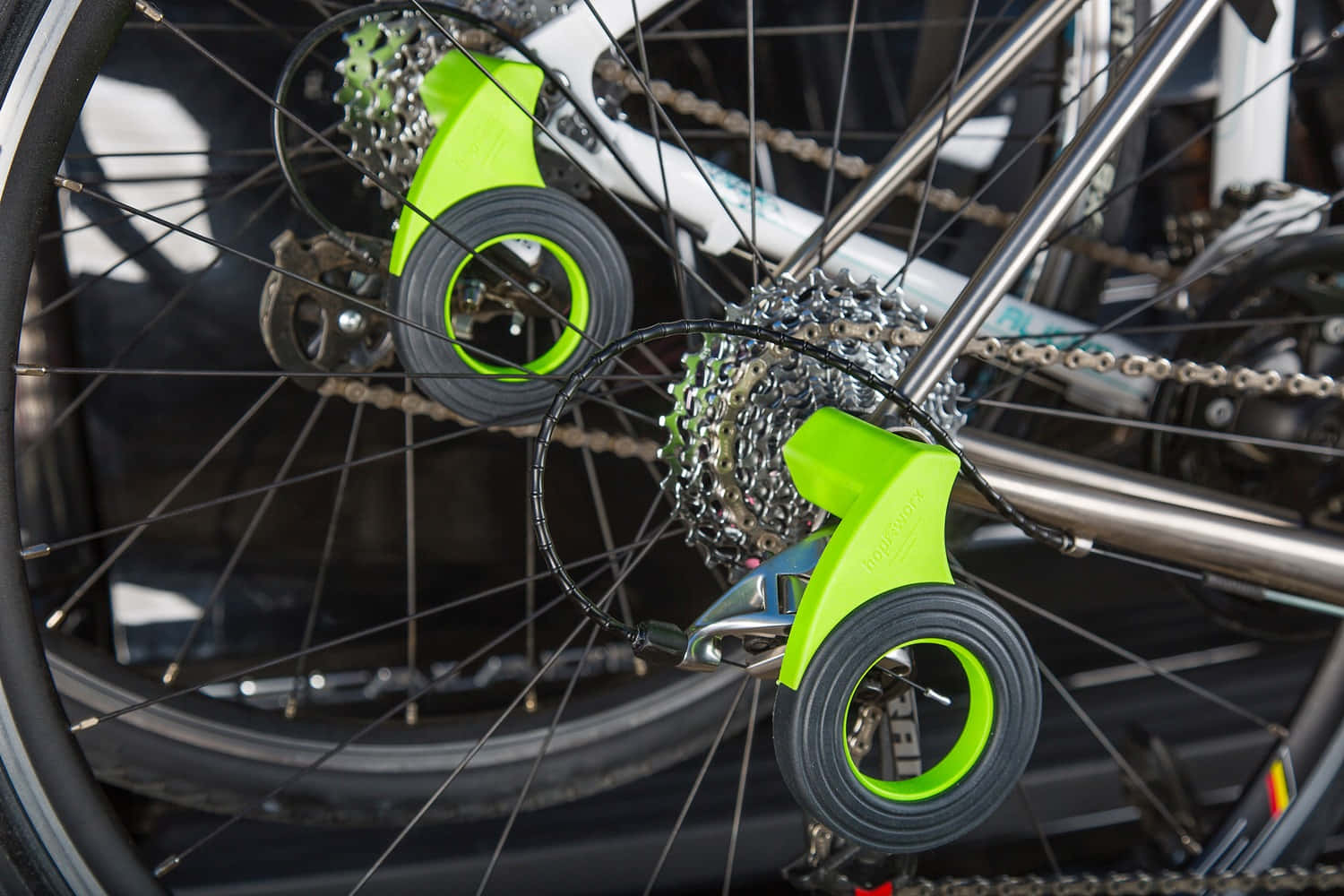 Bicycle 桌布 壁紙 — 單車後輪和傳動系統的特寫，明亮的青檸綠色鏈條護罩保護齒輪和鏈條。