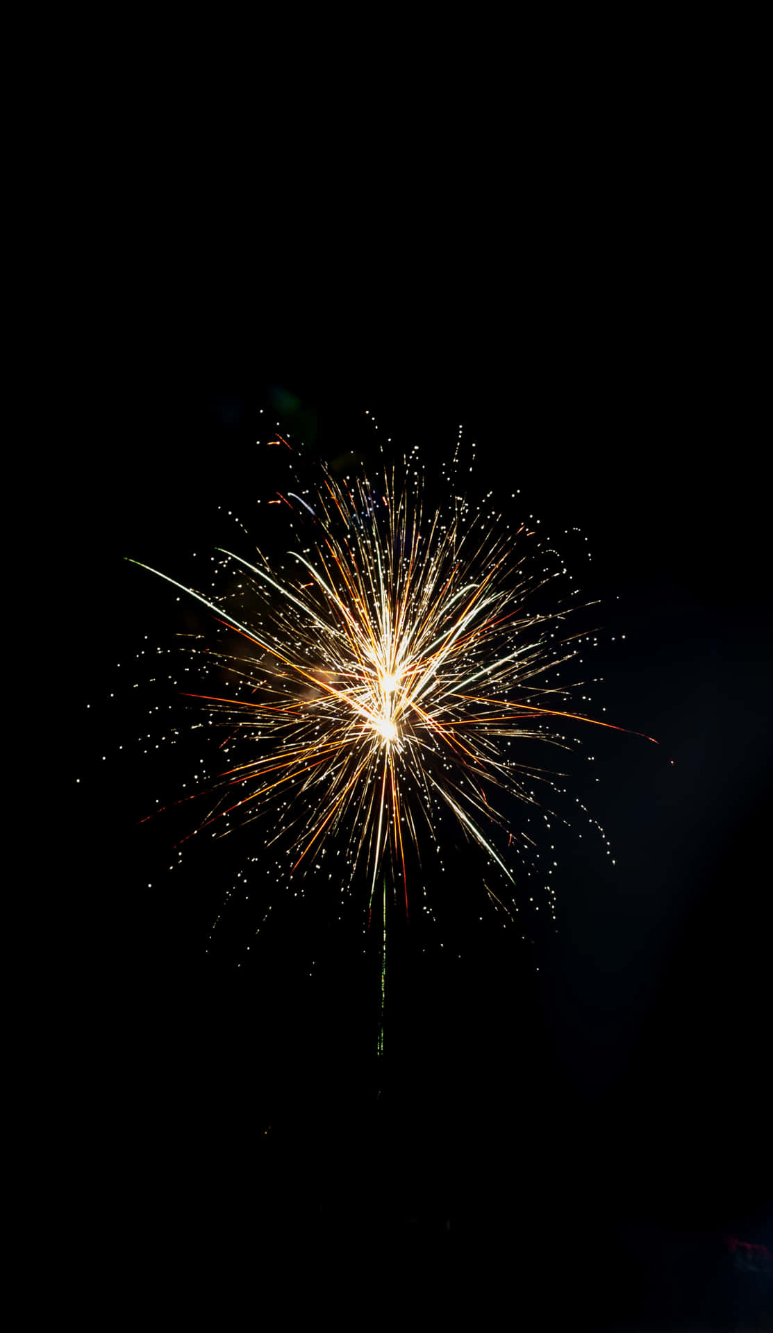 金色煙火在黑暗的夜空中爆炸，迸發出明亮的火花。