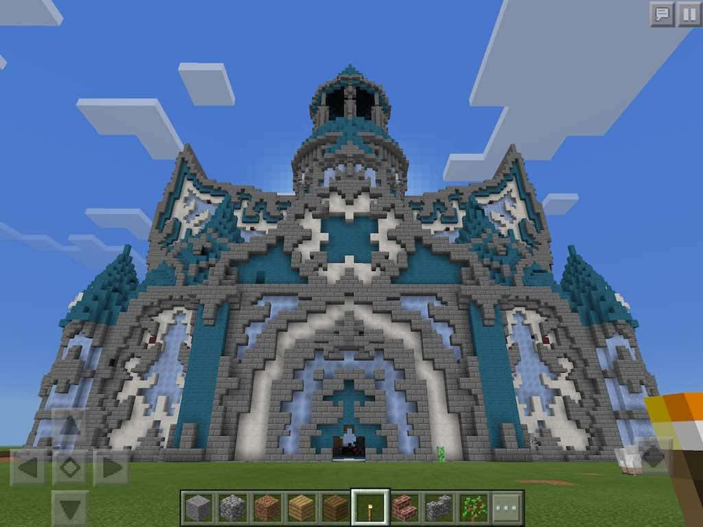 Minecraft Bedrock Edition 桌布 壁紙 — 喺Minecraft入面，一個由青綠色同灰色方塊砌成嘅大型像素城堡，喺晴朗嘅藍天底下聳立。