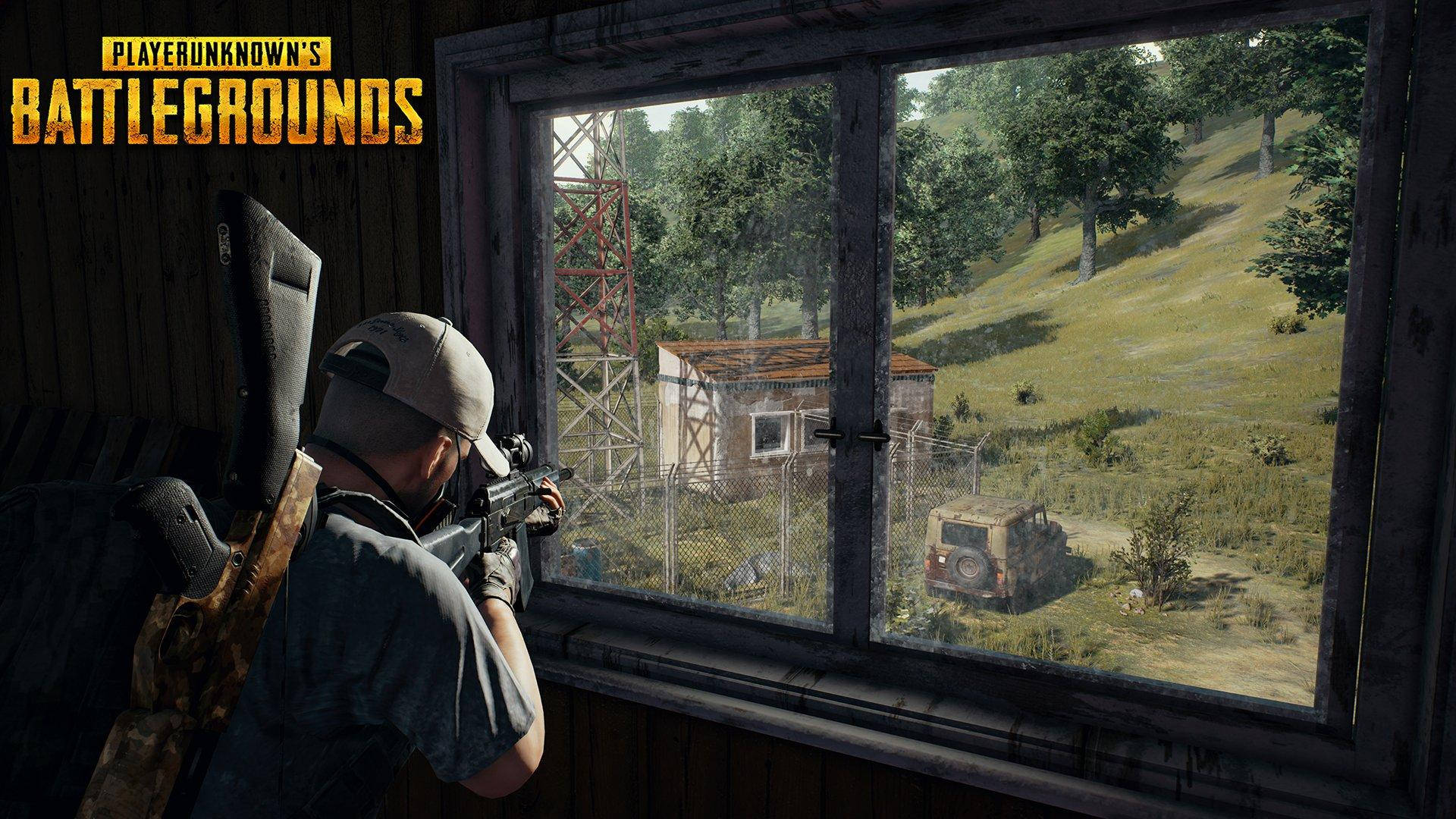 Playerunknown's Battlegrounds 桌布 壁紙 — 喺PUBG入面，一個玩家喺窗邊蹲低，用步槍瞄準一個遠處嘅鄉村前哨站，有架生鏽嘅Jeep同一個塔。