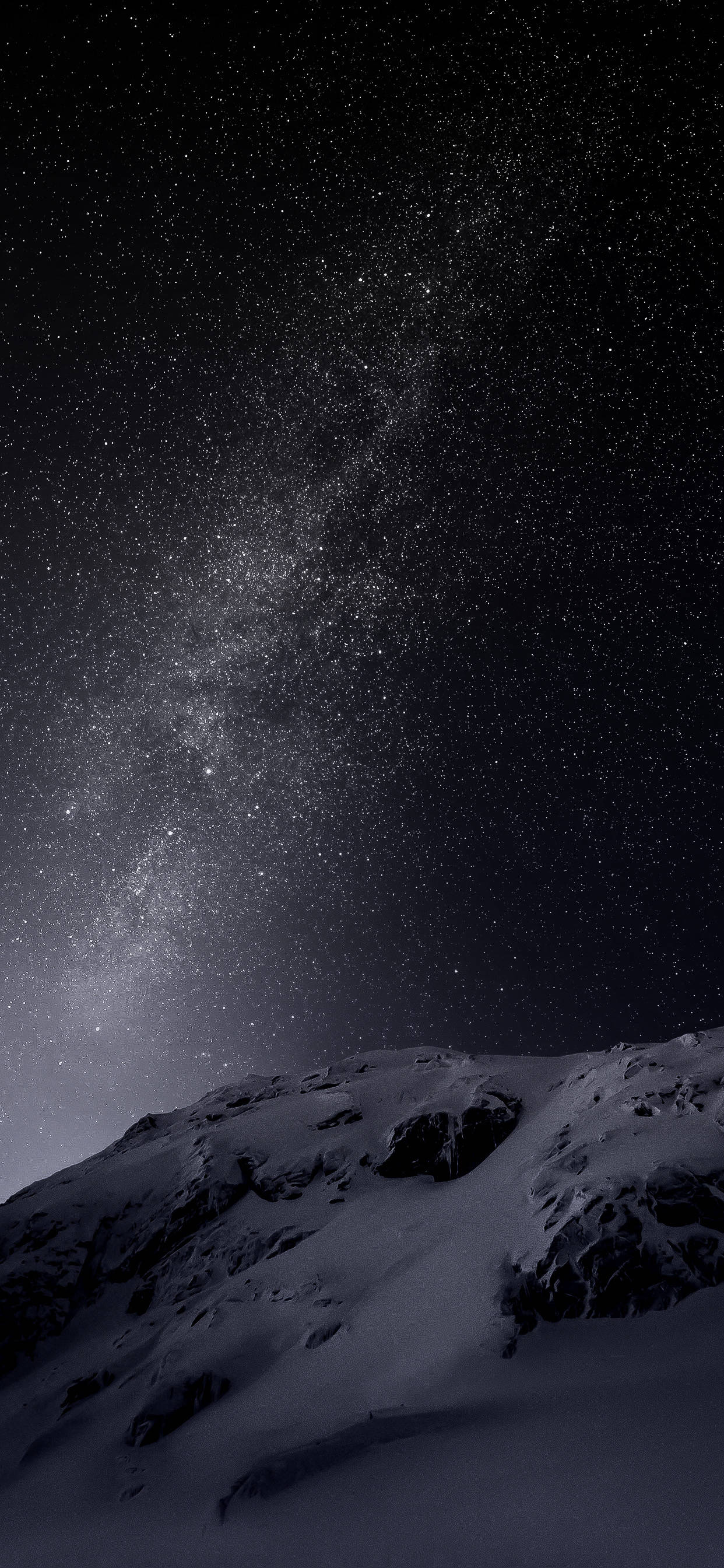 夜空 桌布 壁紙 — 喺令人嘆為觀止嘅星空下，一條被雪覆蓋嘅山脊，銀河喺上空彎曲。
