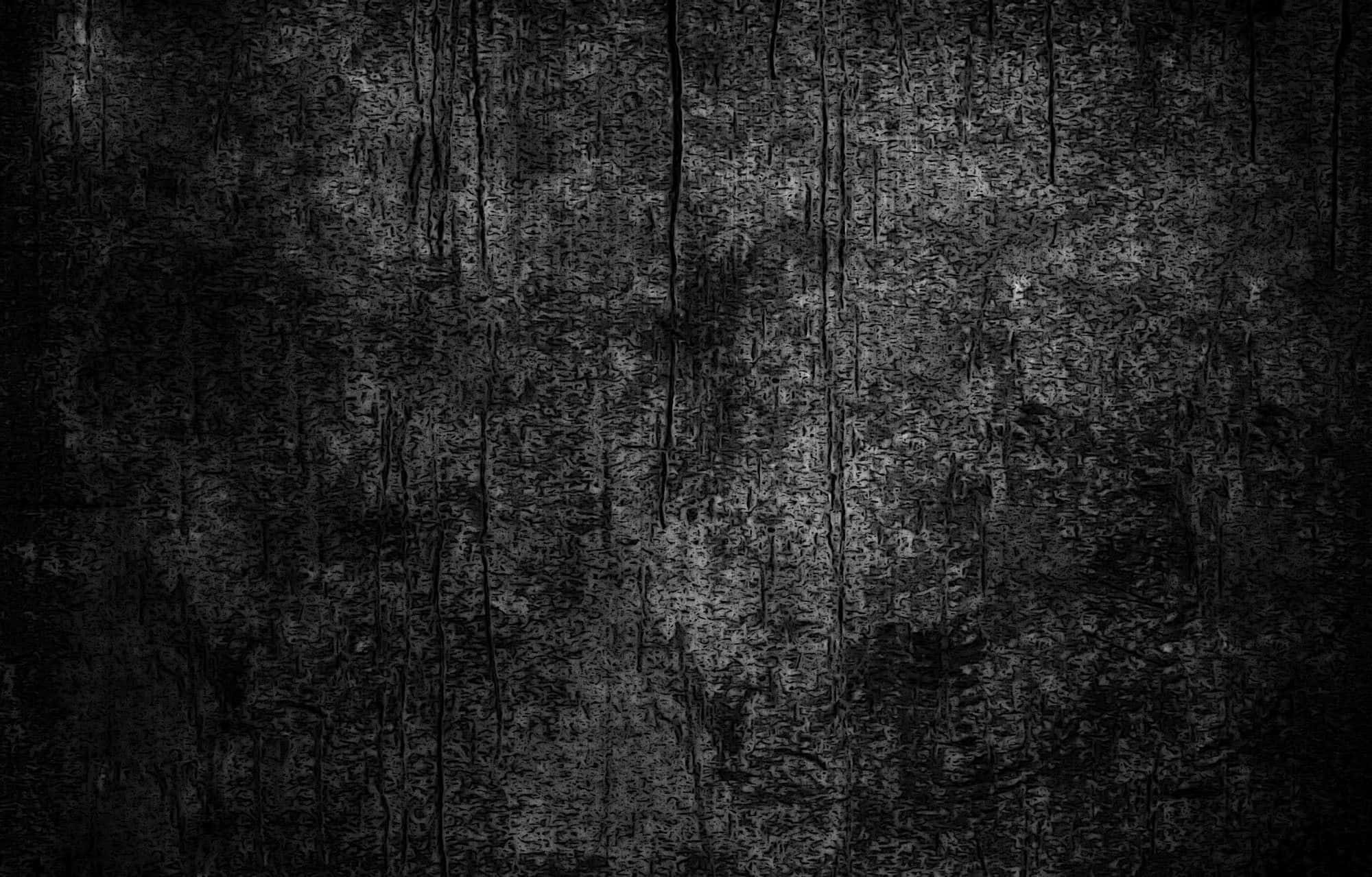 Dark Grunge 桌布 壁紙 — 喺昏暗燈光下，一個深色風化木質表面嘅特寫，帶有深刻裂紋同紋理木紋。