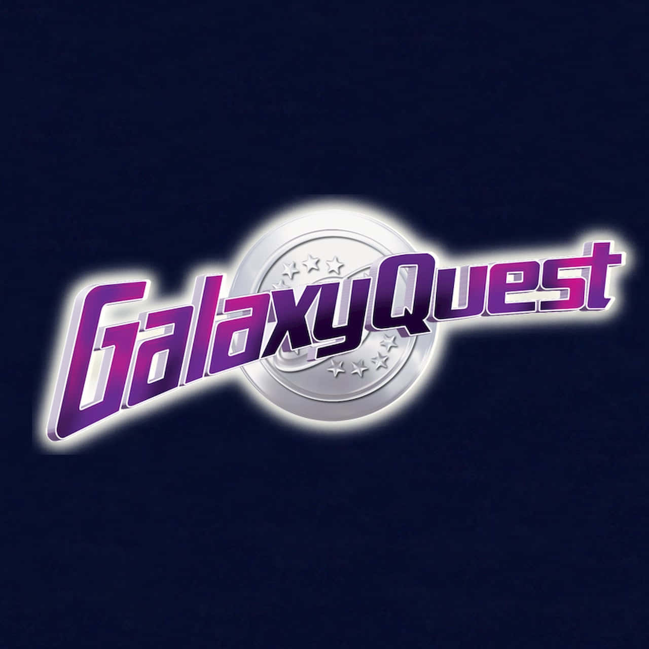 Galaxy Quest 桌布 壁紙 — 喺深藍色背景上，帶有銀色星星標誌嘅大膽紫色發光 'Galaxy Quest' 標誌。