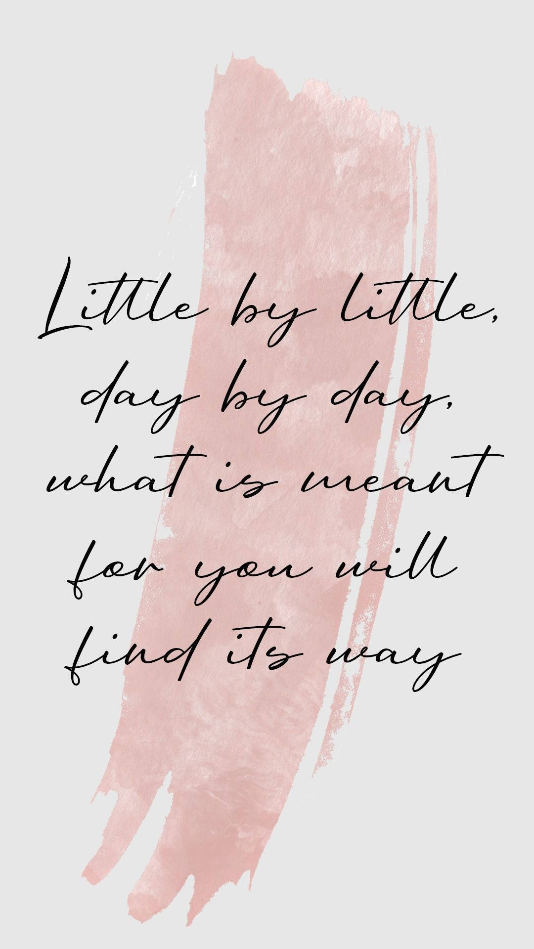 語錄 桌布 壁紙 — 喺淺灰色背景上，優雅嘅黑色草書文字「Little by little day by day what is meant for you will find its way」後面嘅柔和粉紅色水彩筆觸。