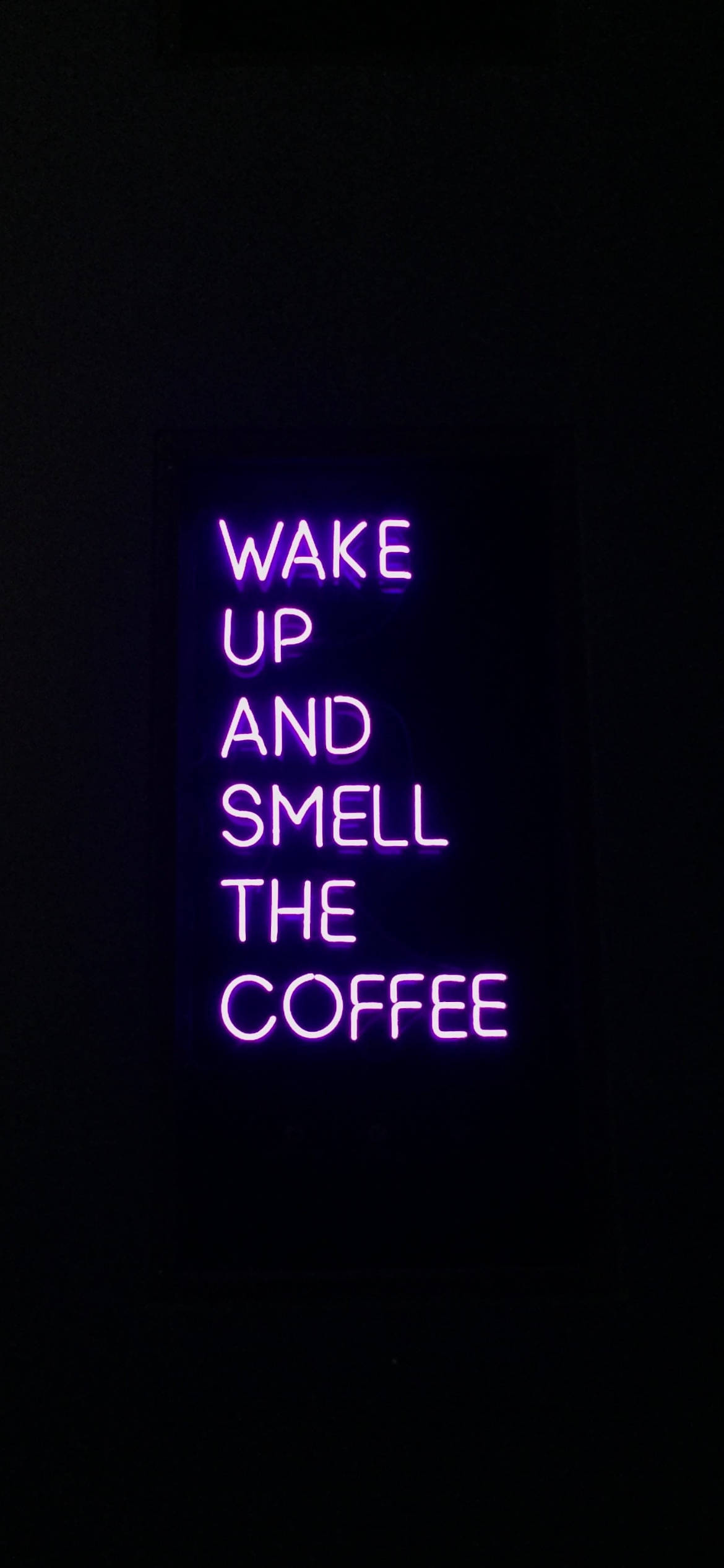 咖啡 桌布 壁紙 — 喺漆黑背景上，一個發光嘅紫色霓虹燈牌寫住 wake up and smell the coffee。