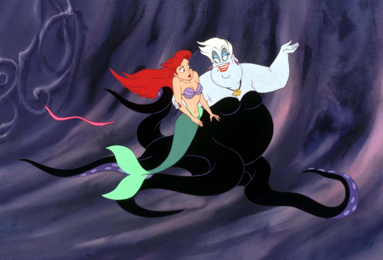 The Little Mermaid 桌布 壁紙 — 喺經典迪士尼動畫場景中，艾莉奧喺深紫色嘅海底水流中游水時緊緊抓住烏蘇拉。