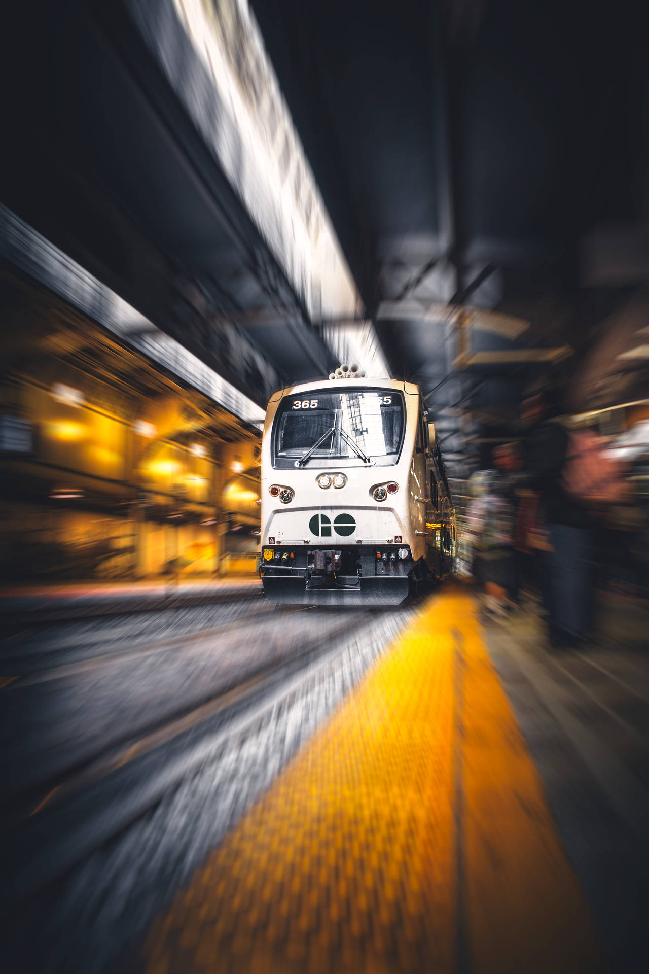 隧道中高速行駛的火車，燈光和月台模糊。