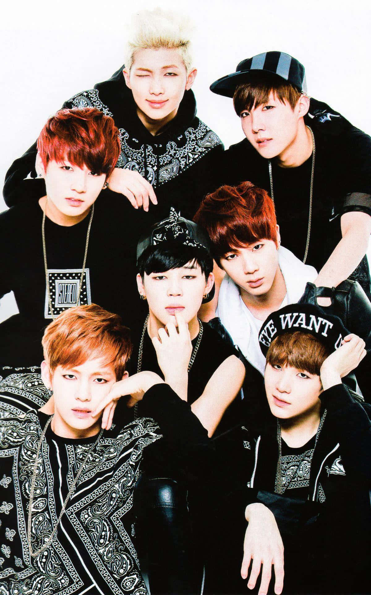 嘻哈BTS iPhone壁紙 壁紙 — 七位時尚年輕男子，擁有鮮豔髮色和型格黑色服裝，在純白背景前自信擺姿勢。