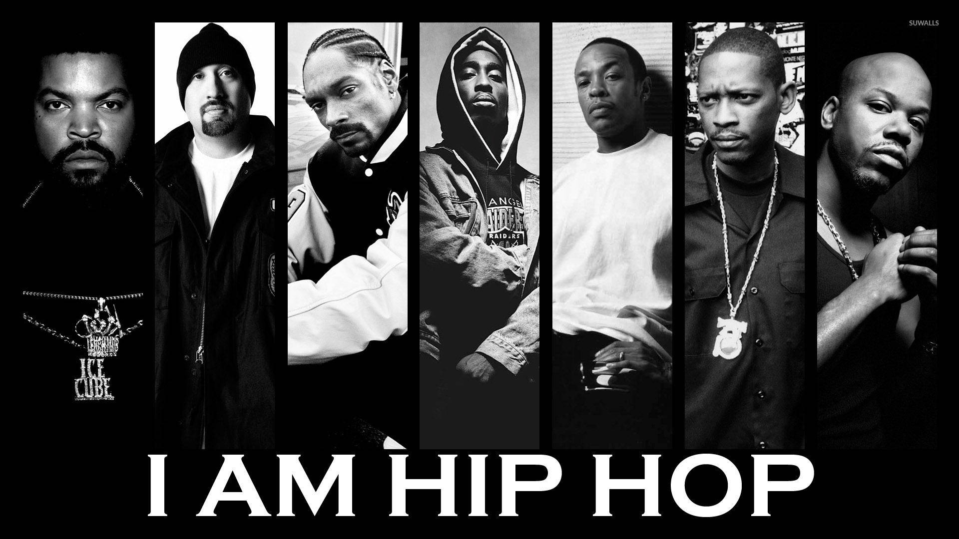 七位傳奇嘻哈藝術家的黑白肖像，粗體文字 I AM HIP HOP。