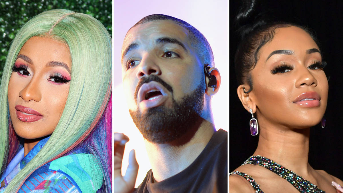 嘻哈天后Cardi B、Drake與Saweetie 壁紙 — 三位名人嘅鮮豔特寫：一位有柔和色頭髮，一位戴住耳機唱歌，一位著住閃亮服裝。