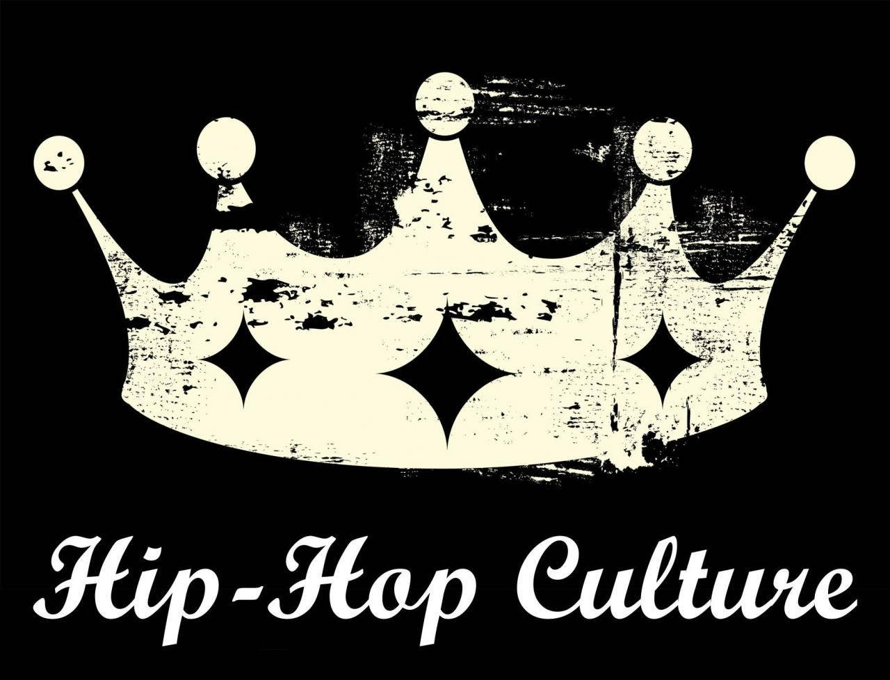 一個 grungy 奶油色皇冠，帶有鑽石形狀和 'Hip-Hop Culture' 文字，背景為黑色。