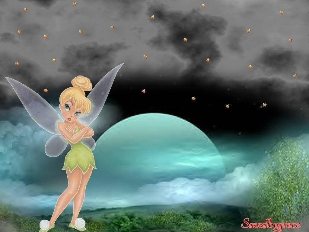 噘嘴的小叮噹在夜空 壁紙 — 小叮噹站在草地上，下方是巨大的發光月亮和滿天星斗的黑暗天空，擁有半透明的翅膀。