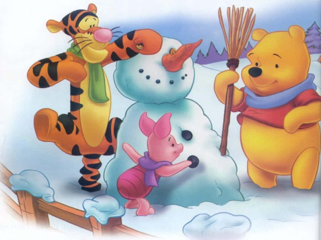 小熊維尼、跳跳虎和小豬在冬雪中堆雪人。