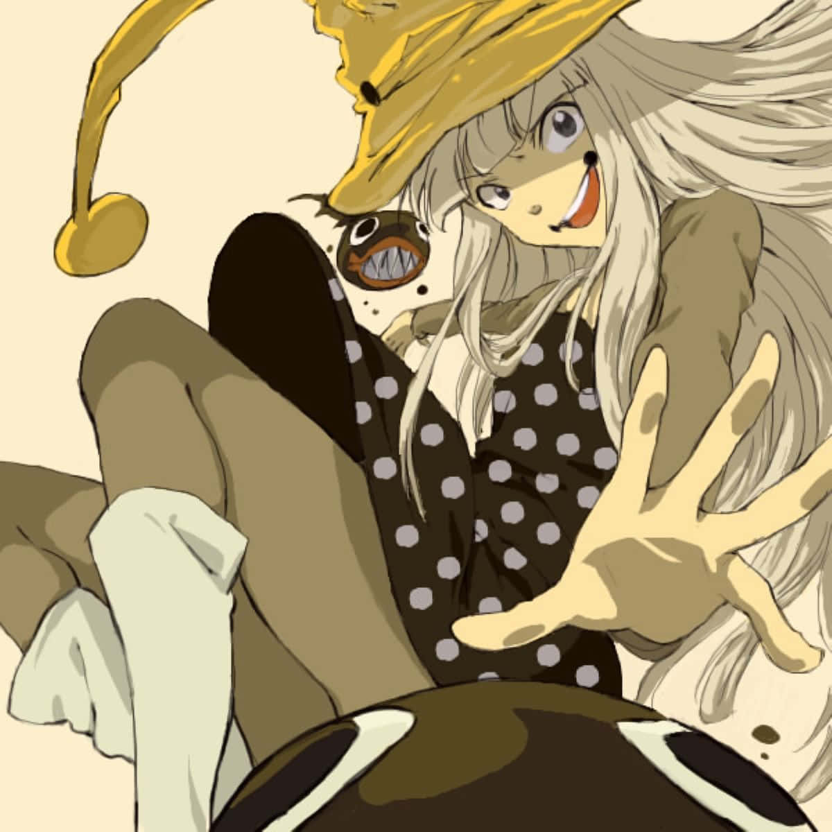 《噬魂者》艾露卡青蛙插畫 壁紙 — 一位開心的動畫女孩，長長的金色頭髮和黃色小丑帽，微笑著抱著一隻有尖牙的小生物。