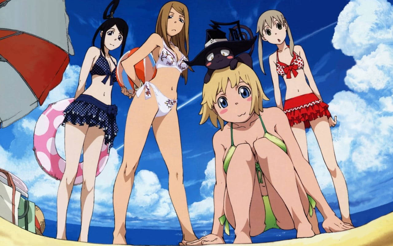 四個動漫女孩穿著泳衣在陽光明媚的海灘上，藍天白雲。