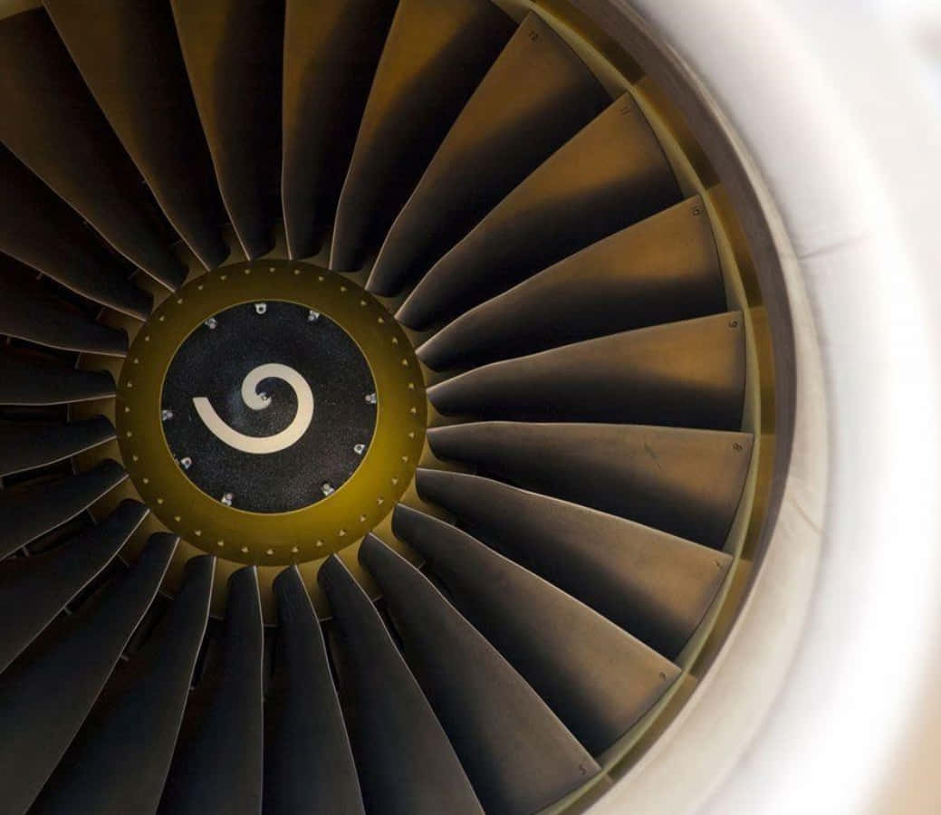 Jet Engine 桌布 壁紙 — 噴射引擎渦輪葉片嘅特寫視圖，中間有一個螺旋標誌。