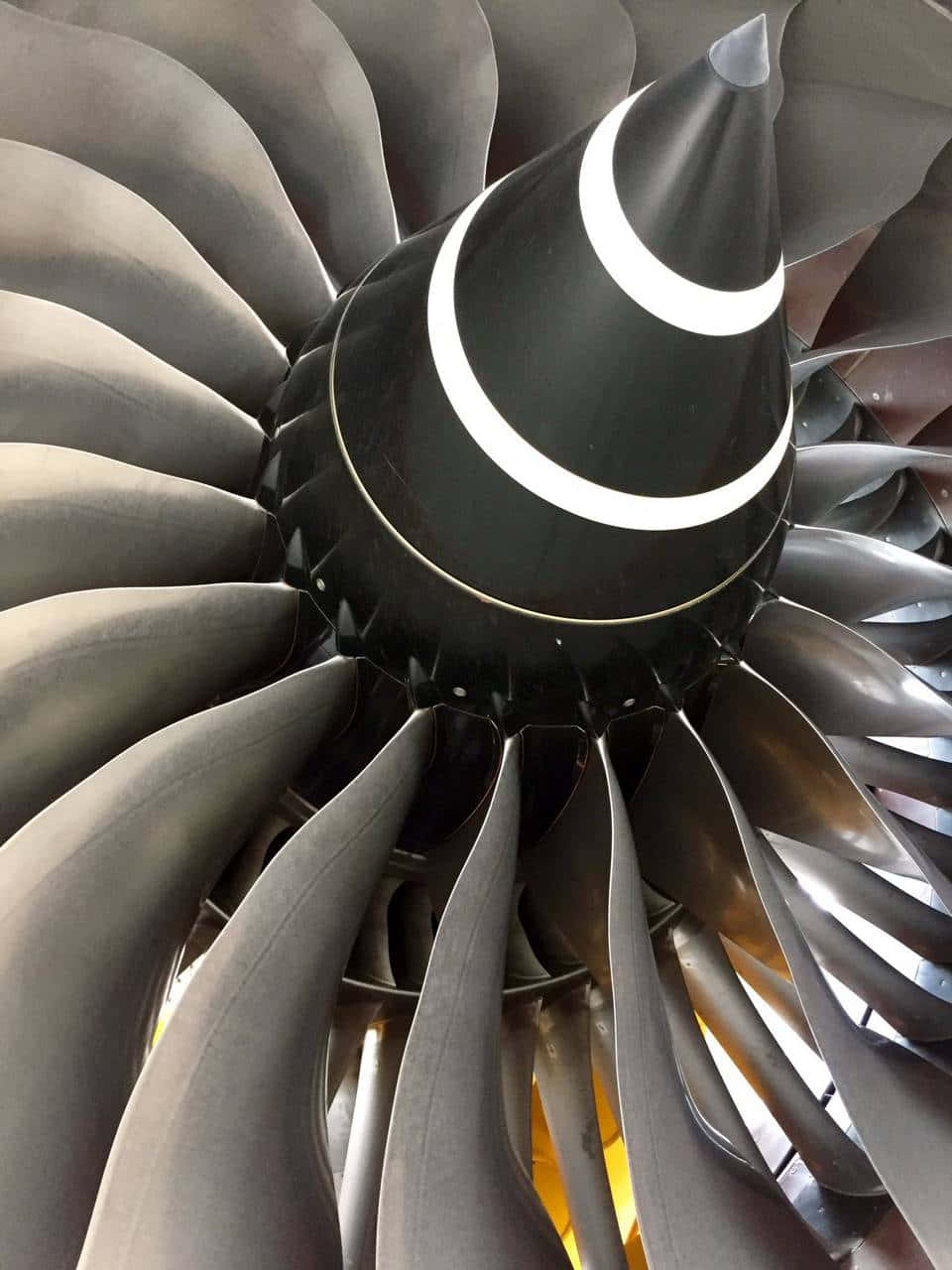 Jet Engine 桌布 壁紙 — 噴射引擎渦輪近距離特寫，金屬葉片與橙色發光內部。