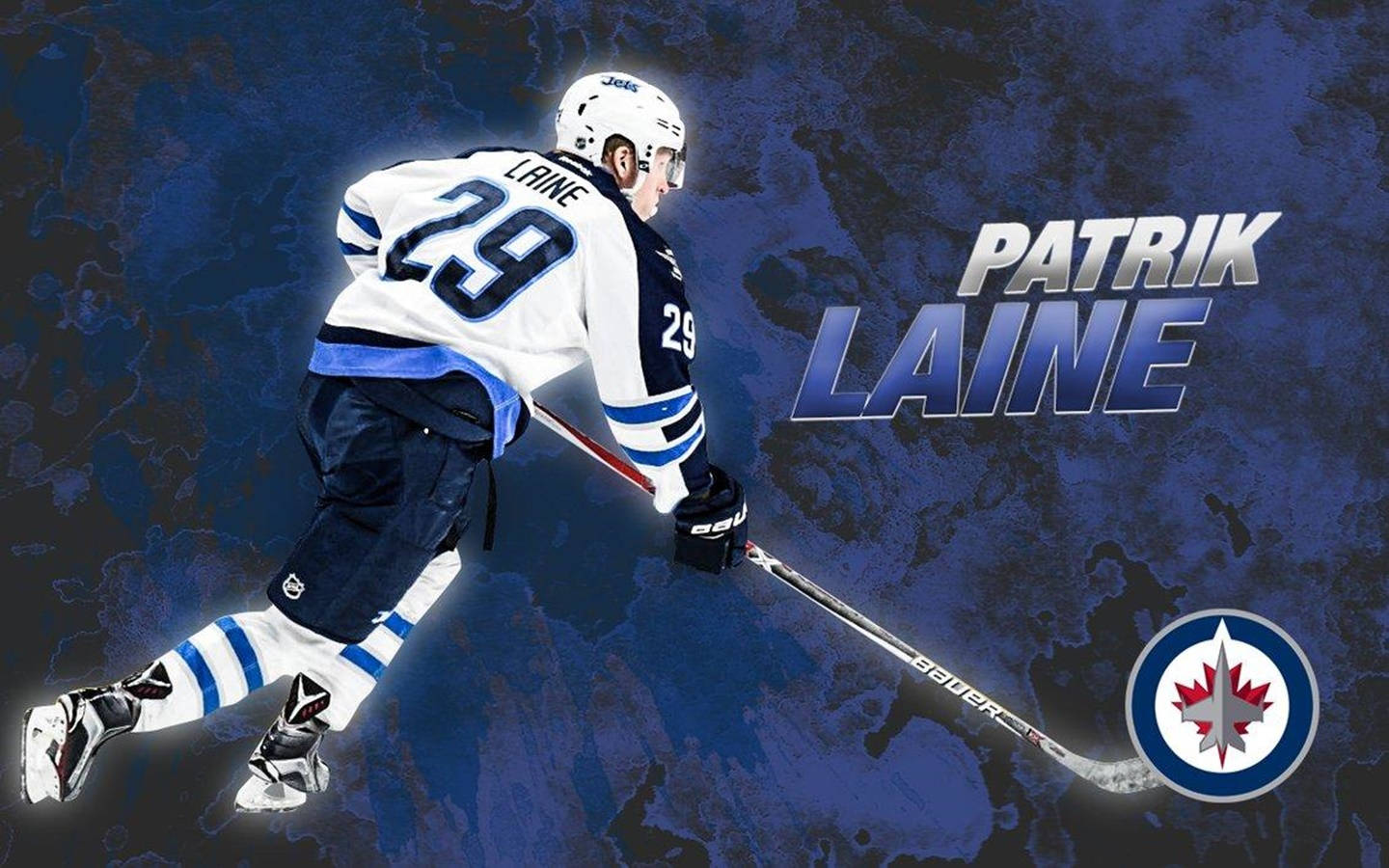 噴氣機隊球員帕特里克·萊恩數位設計 壁紙 — 冰球運動員 Patrik Laine 身穿白色和藍色制服，在帶有紋理的藍色背景上動態滑冰，背景上有他的名字和球隊標誌。