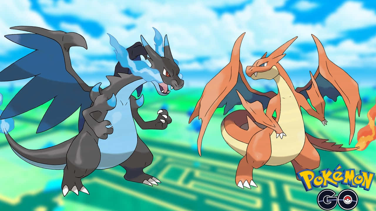 噴火龍 - 火焰吐息的傳說寶可夢 壁紙 — 兩隻傳說寶可夢Mega Charizard X和Mega Charizard Y在明亮的藍天和綠色地形前對峙。