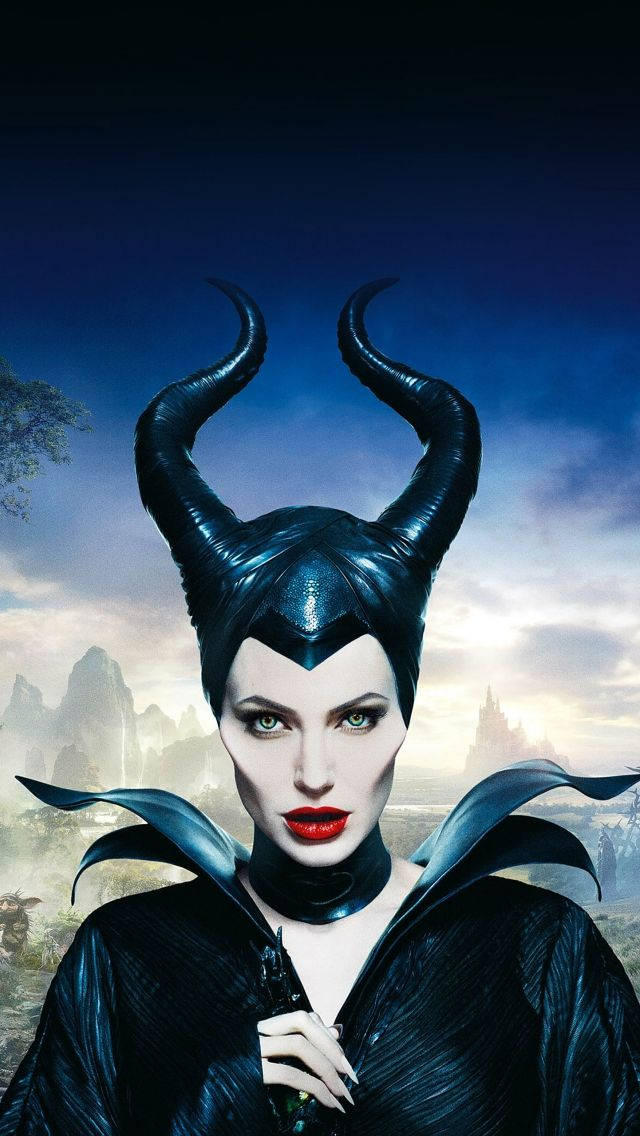 嚴肅的 Maleficent 畫像 壁紙 — 一幅引人注目的瑪琳菲森肖像，黑色角與紅唇，背景是神秘的暮色景觀。