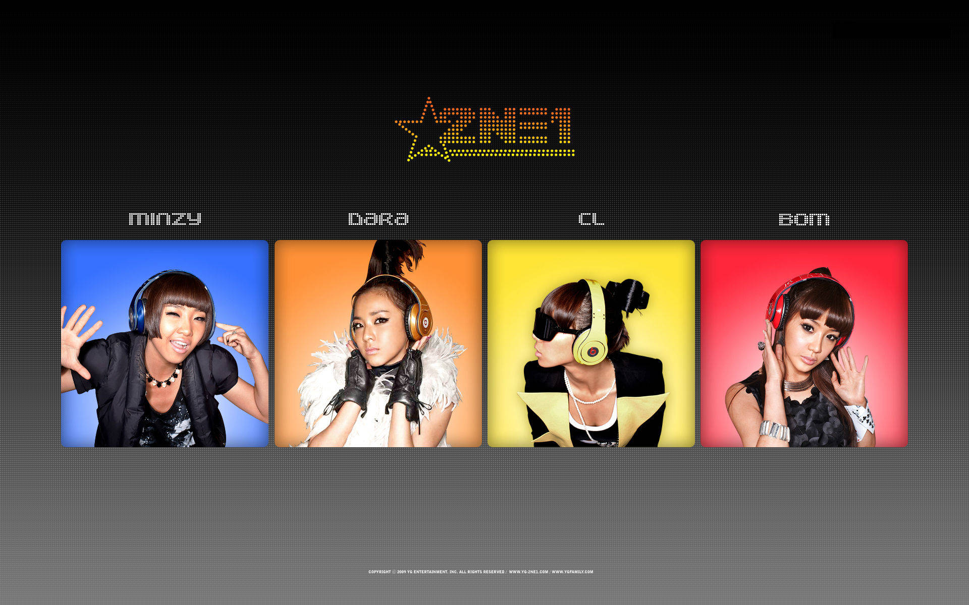2NE1 x Beats by Dre 壁紙 — 四位女性K-pop偶像戴著色彩繽紛的耳機，在鮮豔的單色背景前，於發光的「2NE1」標誌下擺姿勢。