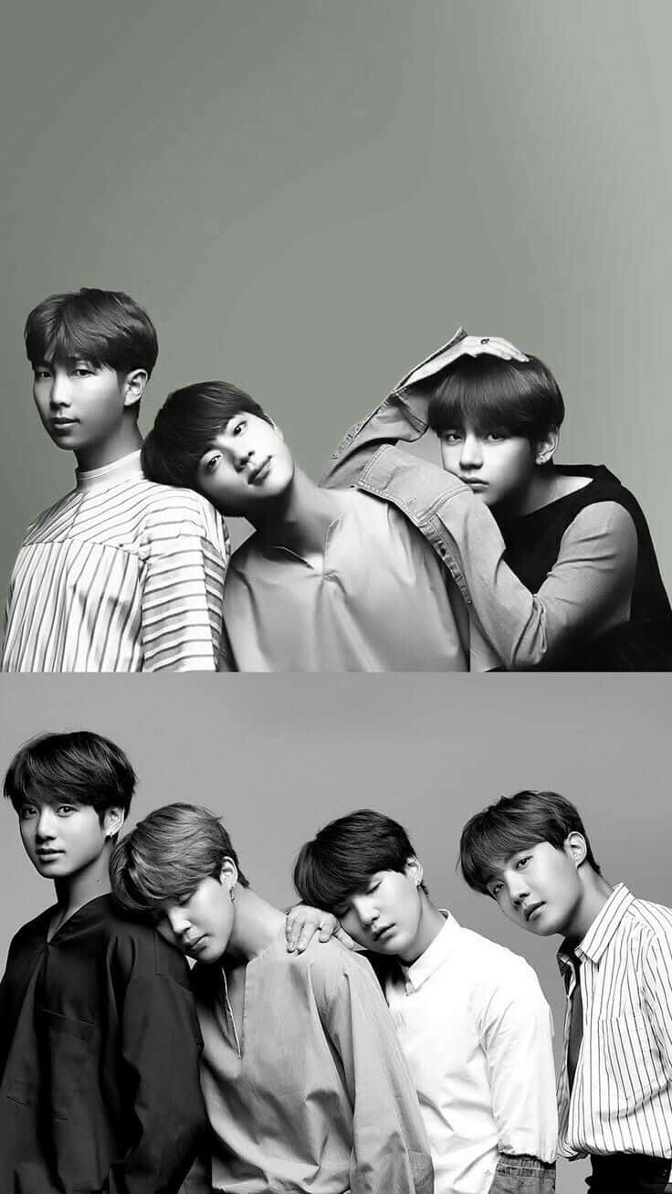 Bangtan Sonyeondan 桌布 壁紙 — 四位年輕男性以黑白風格在柔和的燈光下，於純灰色背景前親密地擺姿勢。
