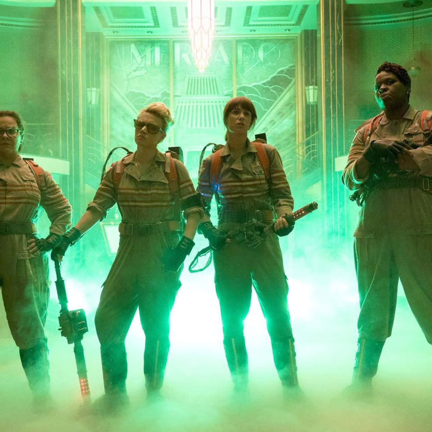 Ghostbusters 桌布 壁紙 — 四位捉鬼敢死隊在煙霧瀰漫的裝飾藝術風格走廊中準備就緒，被詭異的綠光籠罩。