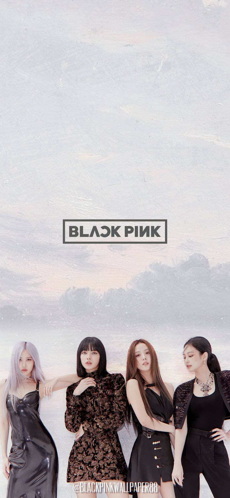 Jisoo 桌布 壁紙 — 四位時尚女性身穿深色服裝，在柔軟紋理的天空背景下自信擺姿勢，BLACK PINK 標誌居中。