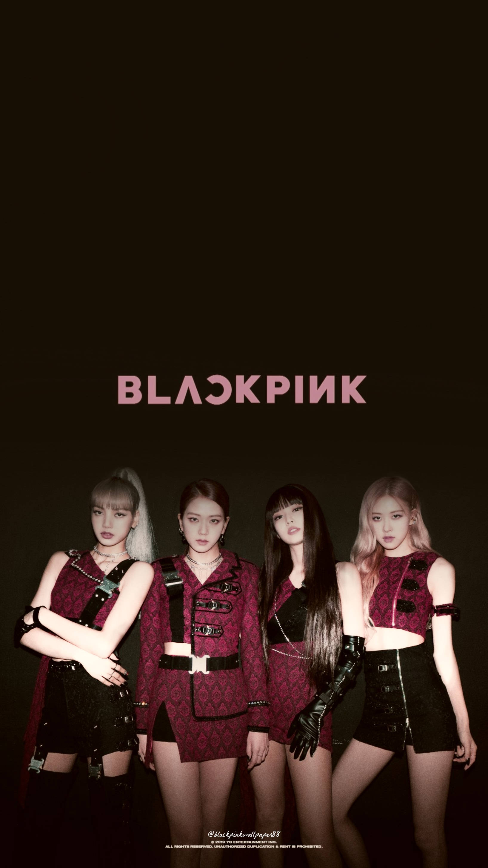 lisa 桌布 壁紙 — 四位時尚的K-pop偶像穿著相配的栗色服裝，在深色背景前自信地擺姿勢，上方有發光的粉紅色'BLACKPINK'文字。